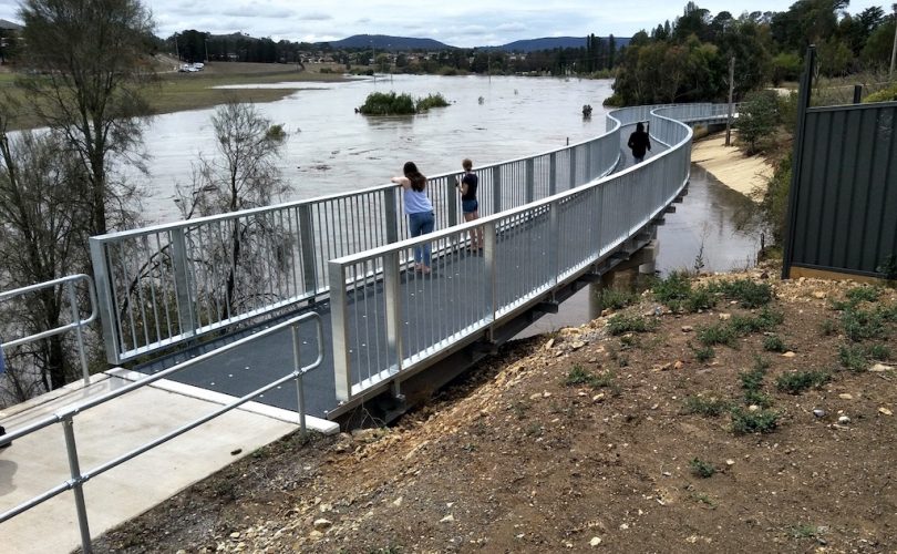 New walkway bridge over river in Goulburn.