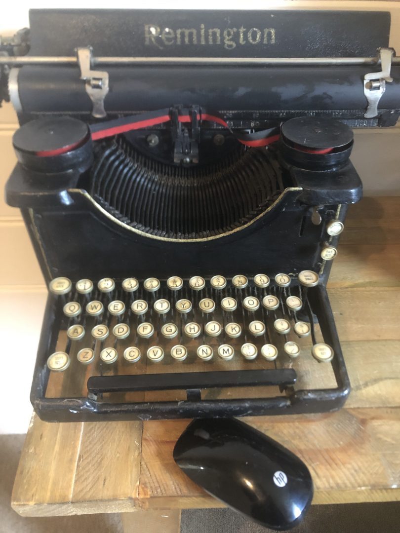 Old typewriter with computer mousei