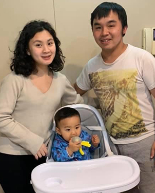 Hoang Vinh Le with his mother and father. 