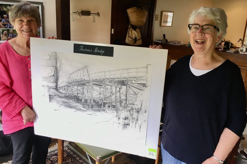 Linda Cooper and Daphne Penalver with a Penalver sketch of Thorne’s Bridge 