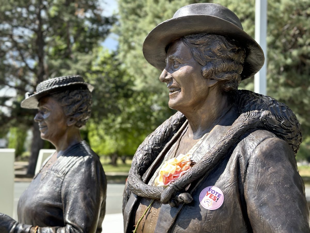 Dorothy Tangney and Enid Lyons decorated with Vote Yes pins