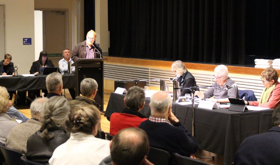 Steve Jackson addresses the meeting. Photo: Ian Campbell.