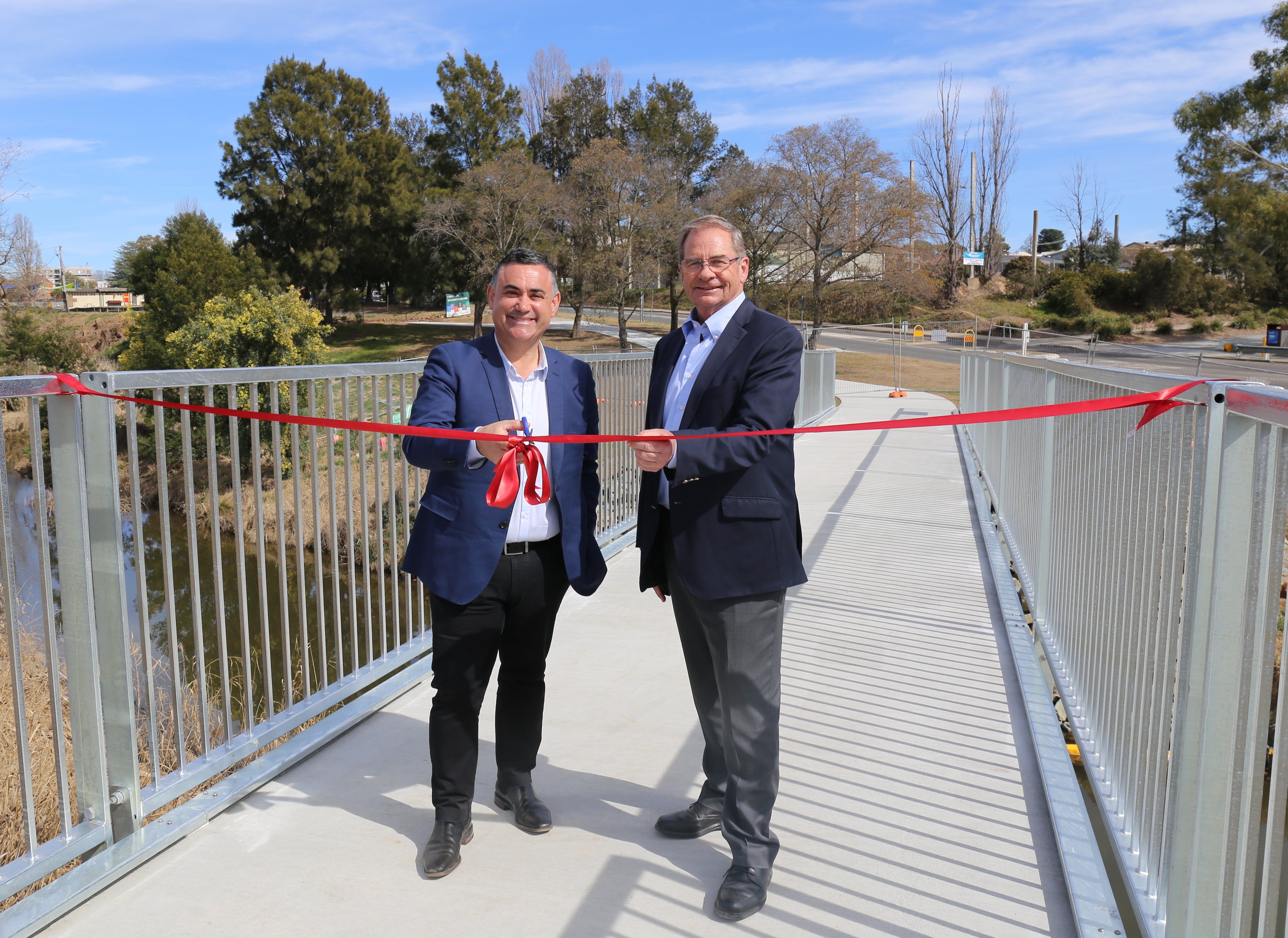 Footbridge opens access to Queanbeyan River loop