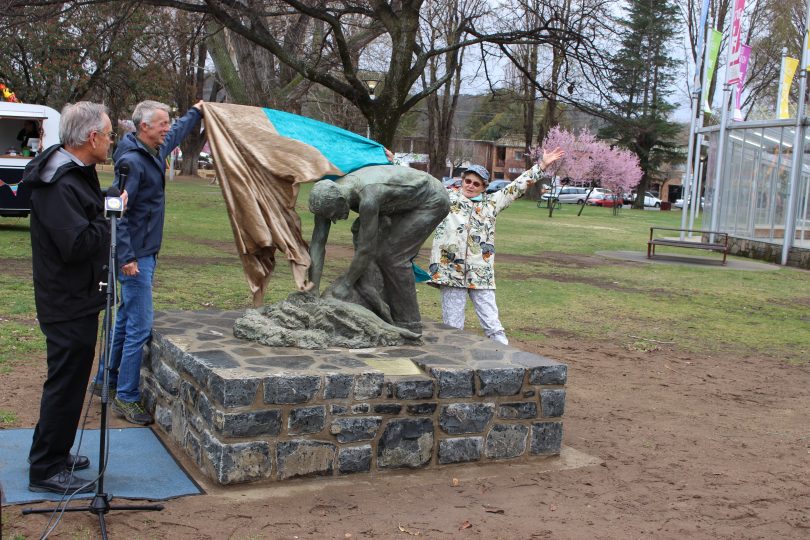 Bruno and Bronwyn Wright unveil 'The Shearer' at the invitation of Snowy Monaro Mayor, Peter Beer. Photo: Ian Campbell.