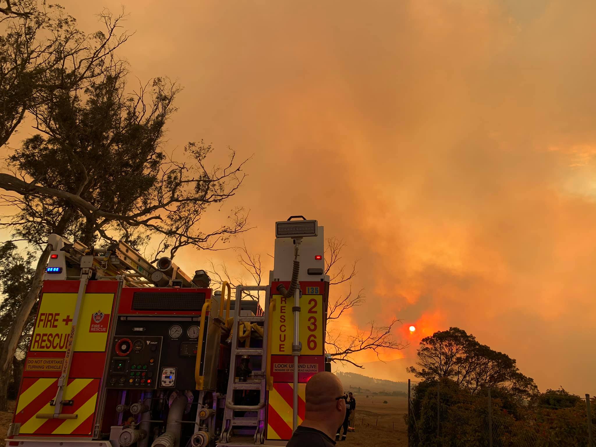 Firefighters slow spread as southerly change saves Braidwood