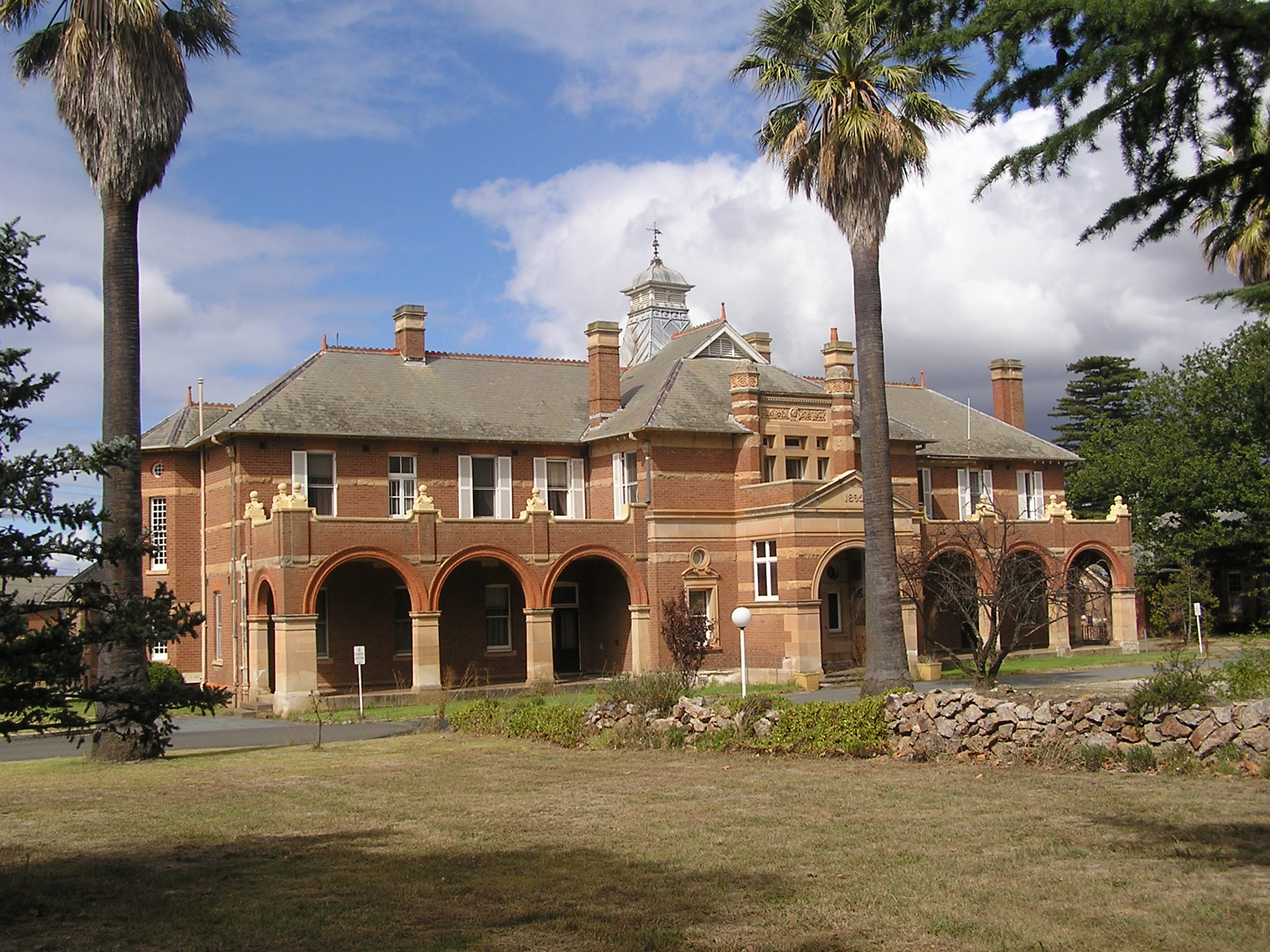 Heritage NSW takes action against Kenmore Hospital owners over 'reprehensible lack of care'