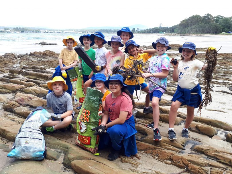 Students from Batemans Bay Public School cleaning up beach.