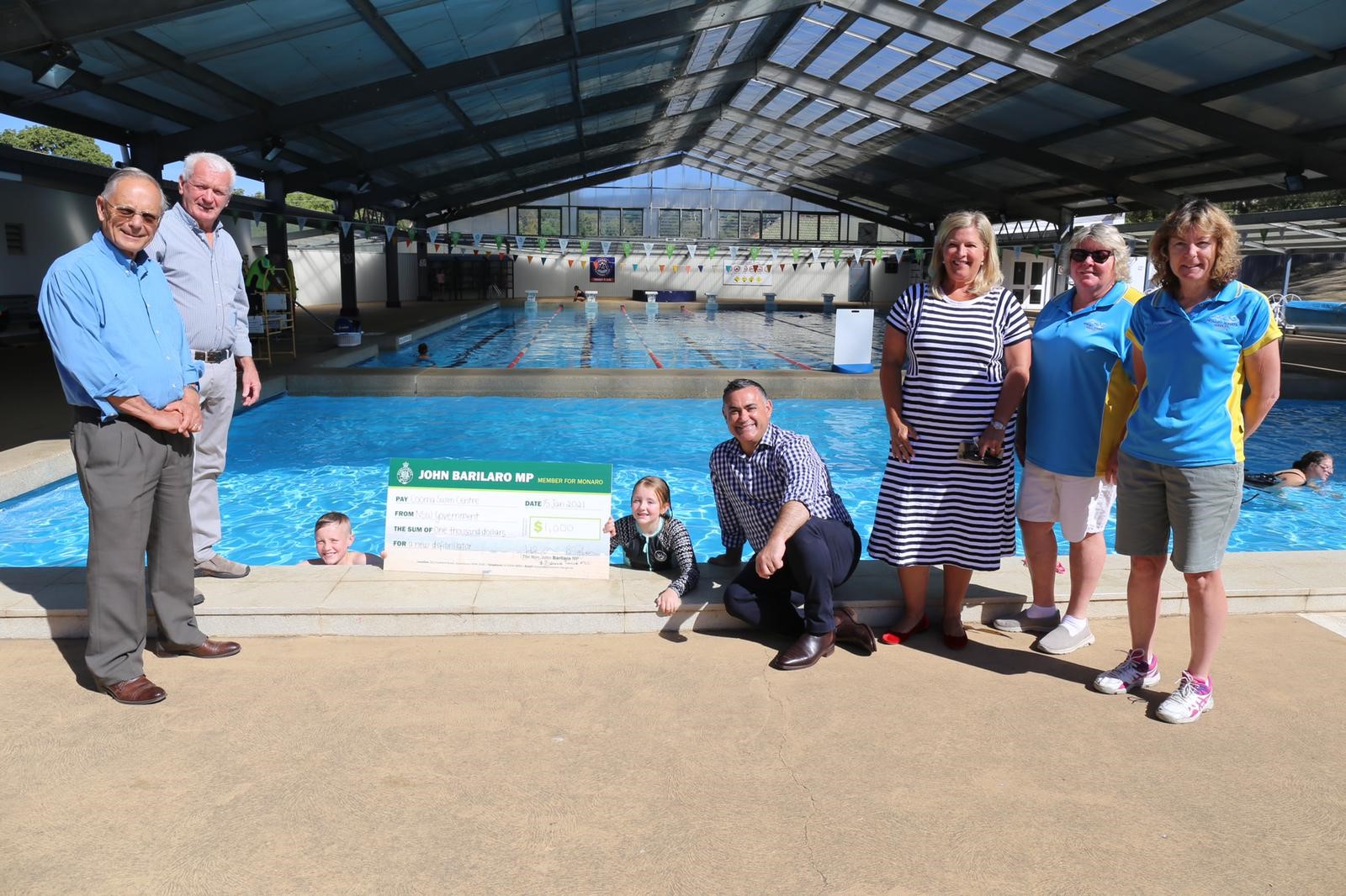 Community push leads to joint funding of defibrillator for Cooma Swim Centre