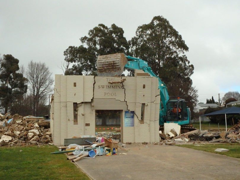 Demolition of Crookwell Pool facade
