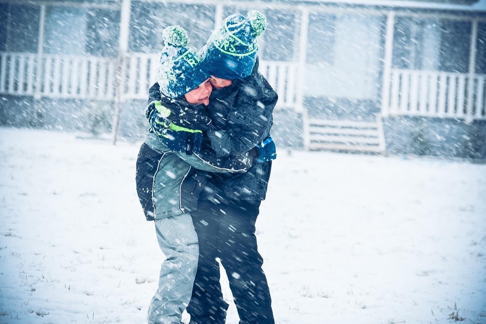 Snow falls in Crookwell and parts of the ACT, delighting locals