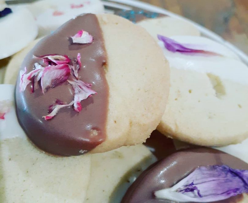 Biscuits with edible flowers