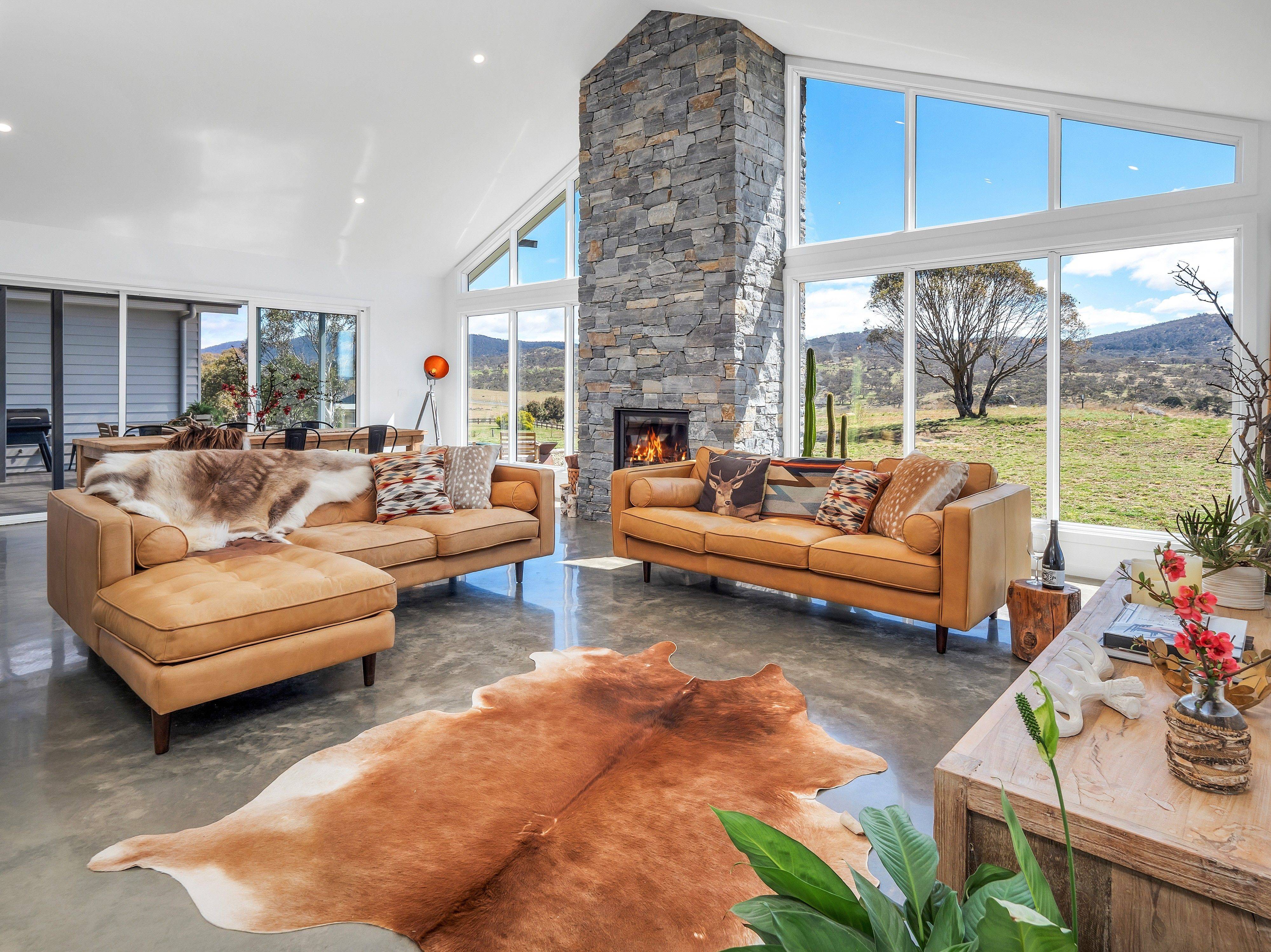 Feel at home in the mountains, with plenty of warmth, light and space