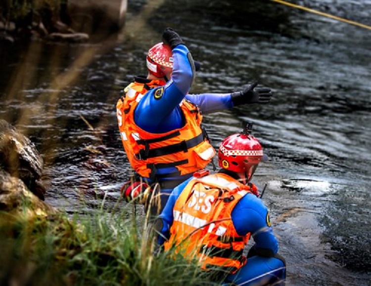 Swift Water Rescue-trained SES crews are on scene to help find a missing swimmer on the Snowy River.