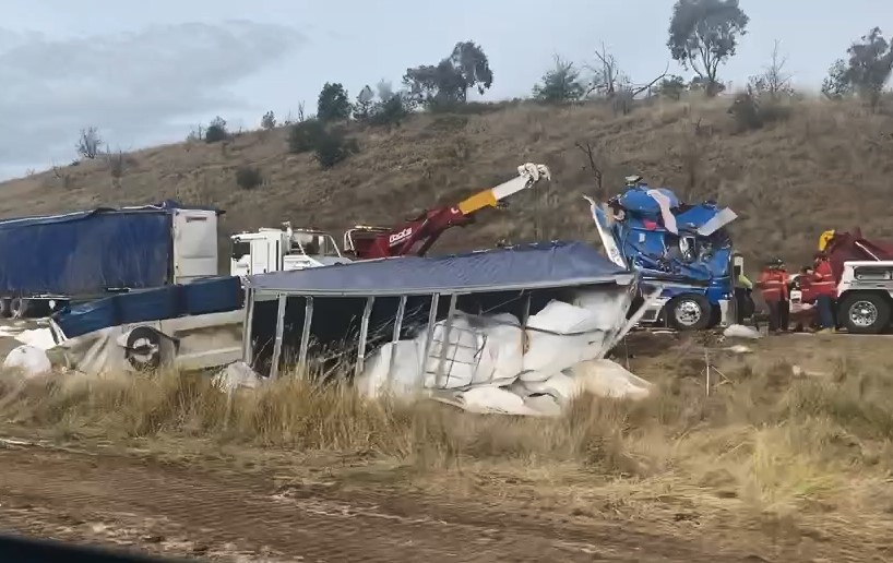 Appeal for witnesses after B-double crash shuts Hume Highway