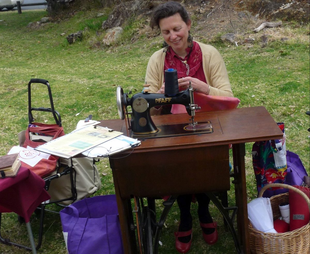 Dorte Planert sews Boomerang bags outdoors on her vintage Pfaff