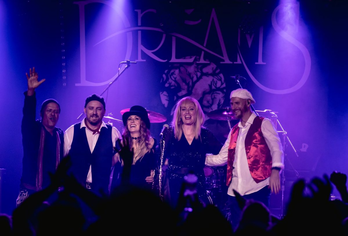 Fleetwood Mac tribute band on stage