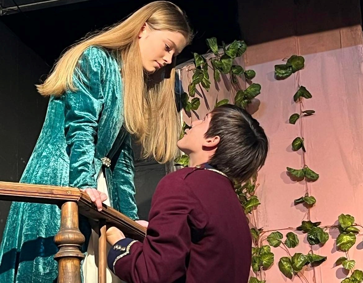 Two actors play Romeo and Juliet