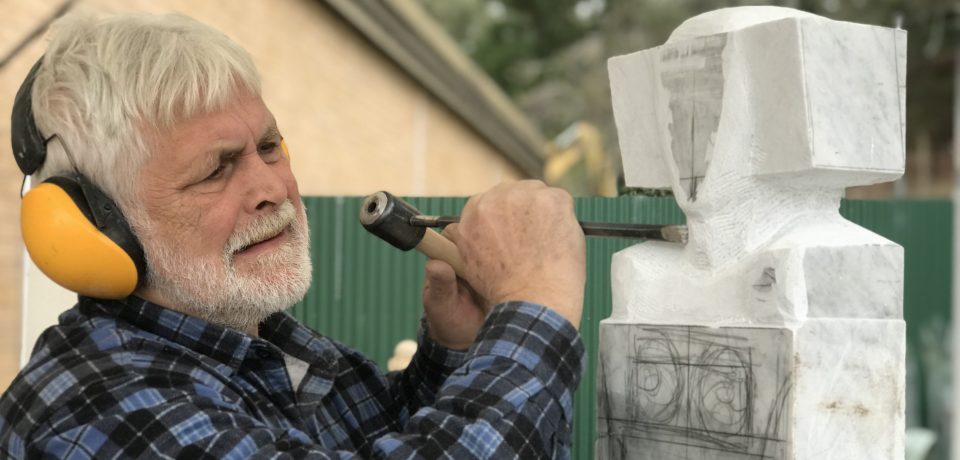 Rzeźbiarz Wojciech Pietranik rzeźbi specjalną niszę