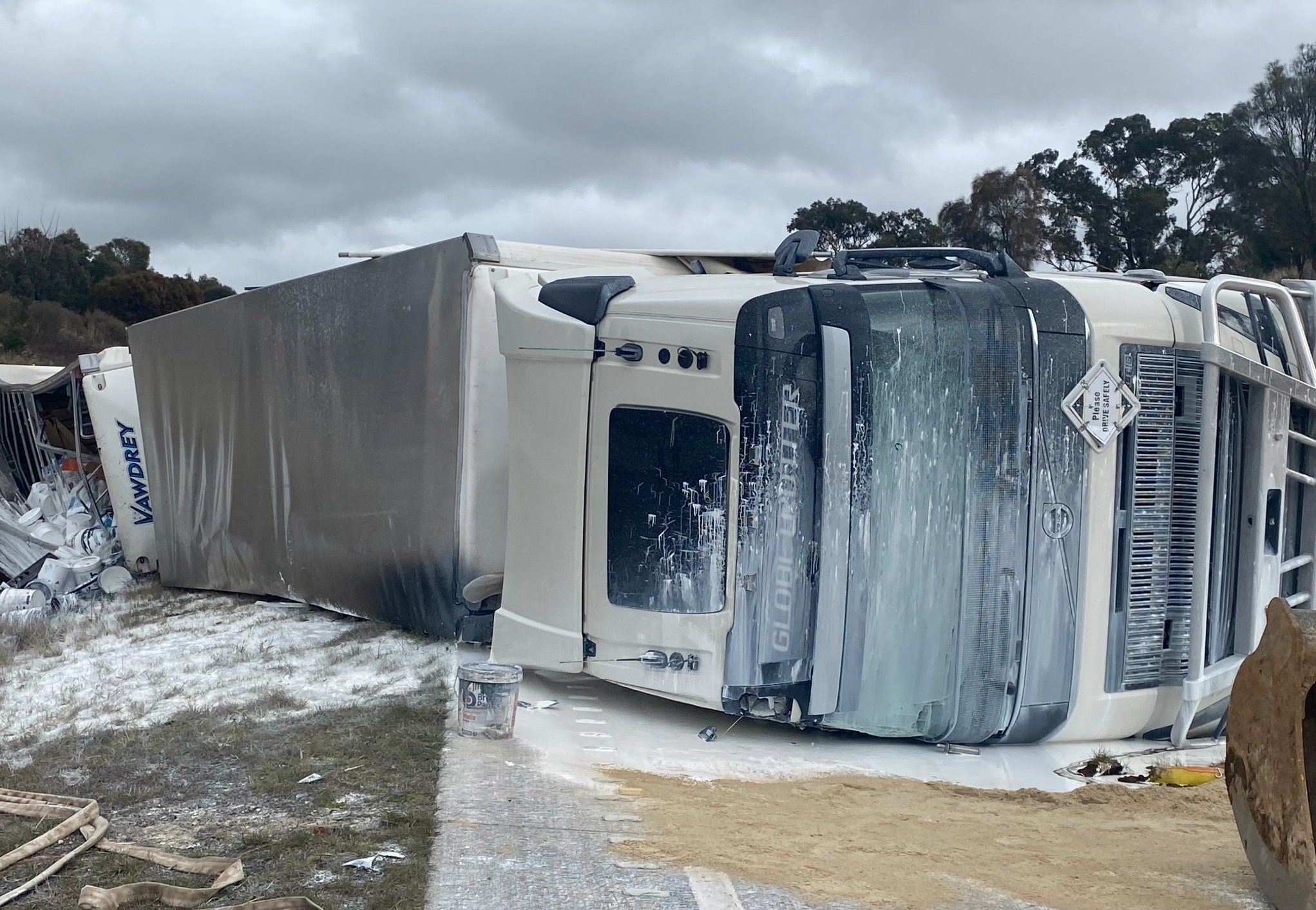 UPDATE: One Hume Highway lane re-opens as crash clean-up continues