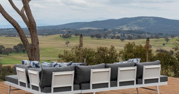 Mountain views and beautiful design only 20 minutes from Canberra