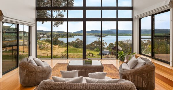 Grand open spaces with lakeside views in Jindabyne