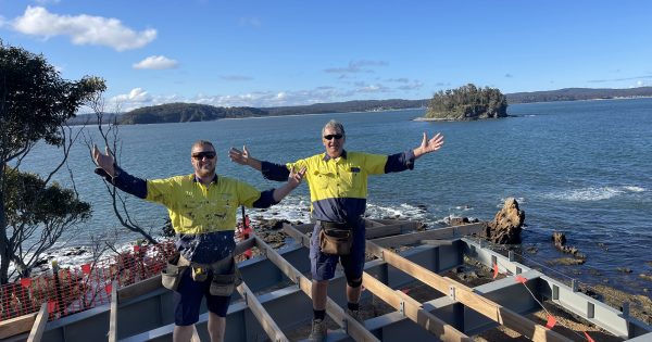 Sticky beaks warned to steer clear as Observation Point lookout nears completion