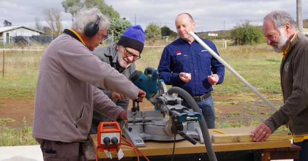 Cooma's Men's Shed helps save dragons