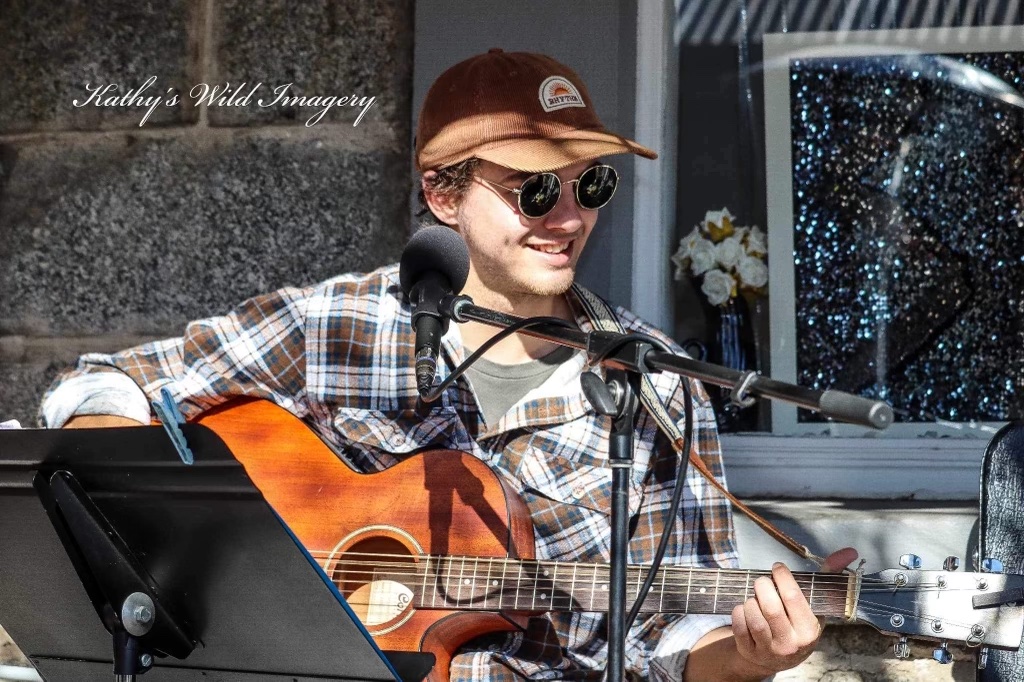 singer with guitar