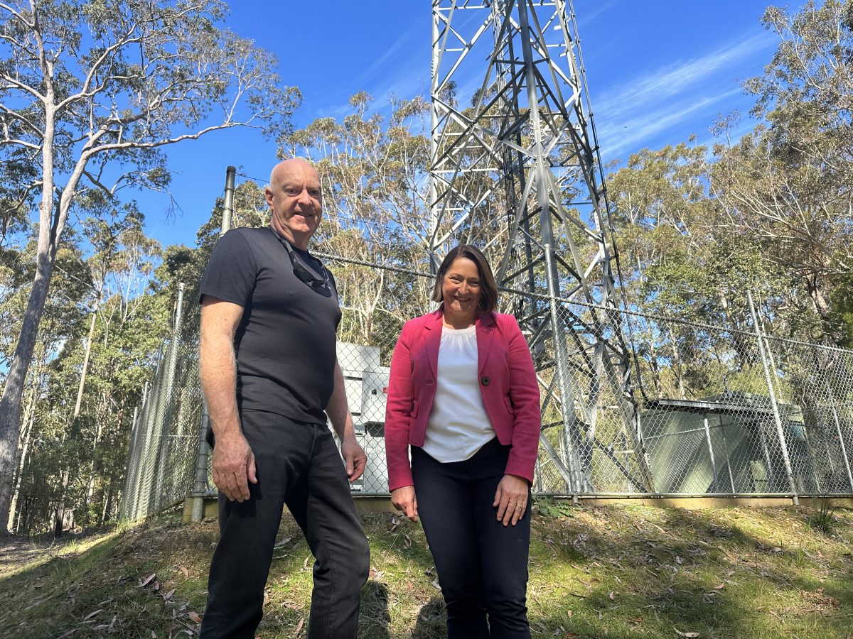 Trevor Daly and Fiona Phillips MP standing in front of the South Durras NBN fixed-wireless tower