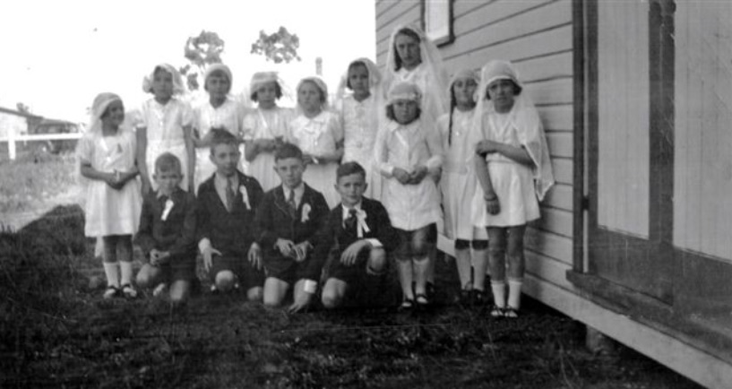 1940s black and white photo of children outside a church