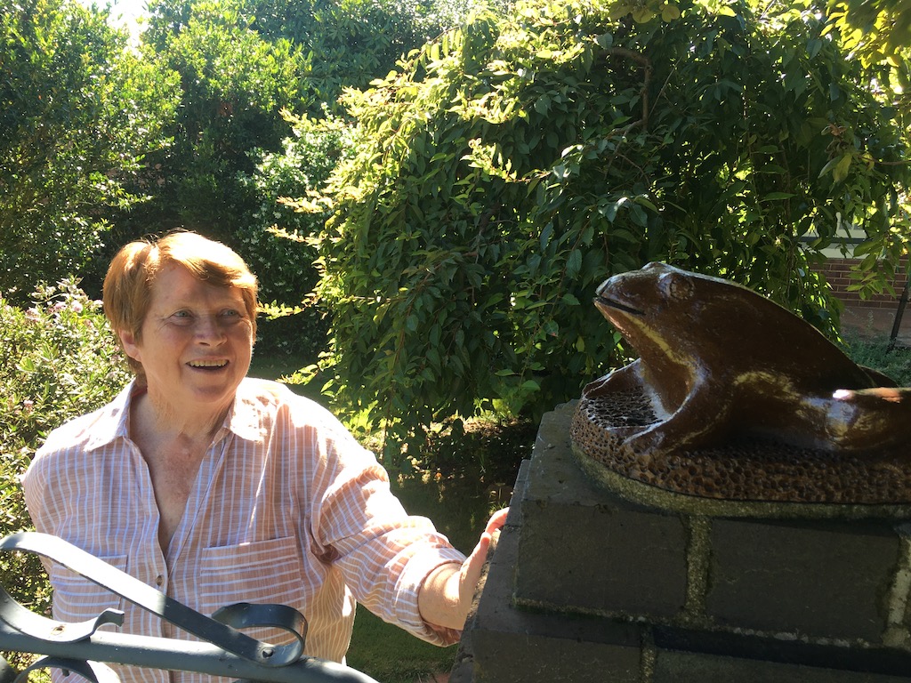 woman with frog sculpture