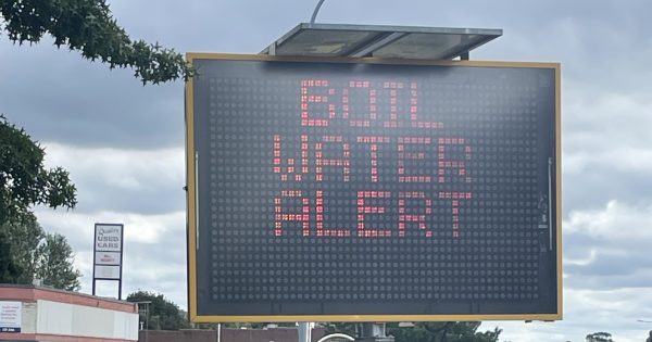 Yass residents threaten to boycott water rates as boil water alert continues