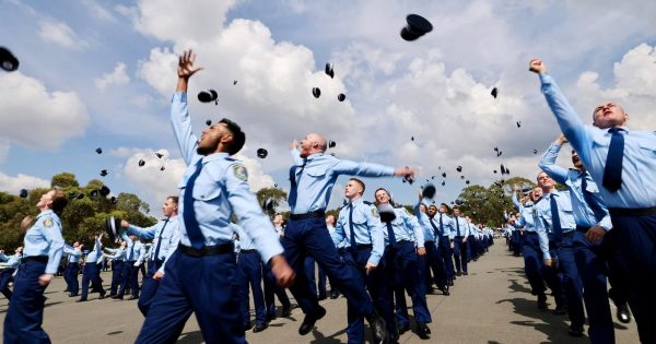 Southern NSW blue line thickens with 24 new police as force welcomes biggest class in a decade