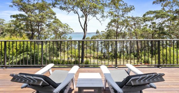 Your clifftop holiday home in the bay awaits in the leafy hamlet of Long Beach