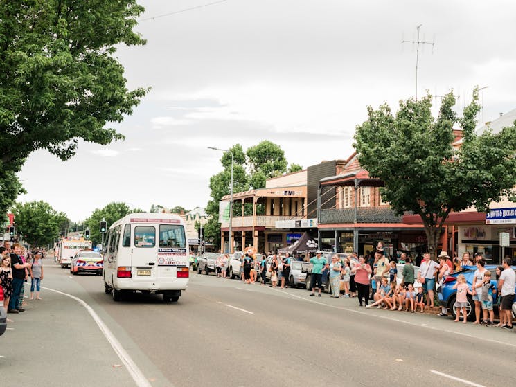 Get out on the pavement to welcome Christmas coming to Comur Street. 