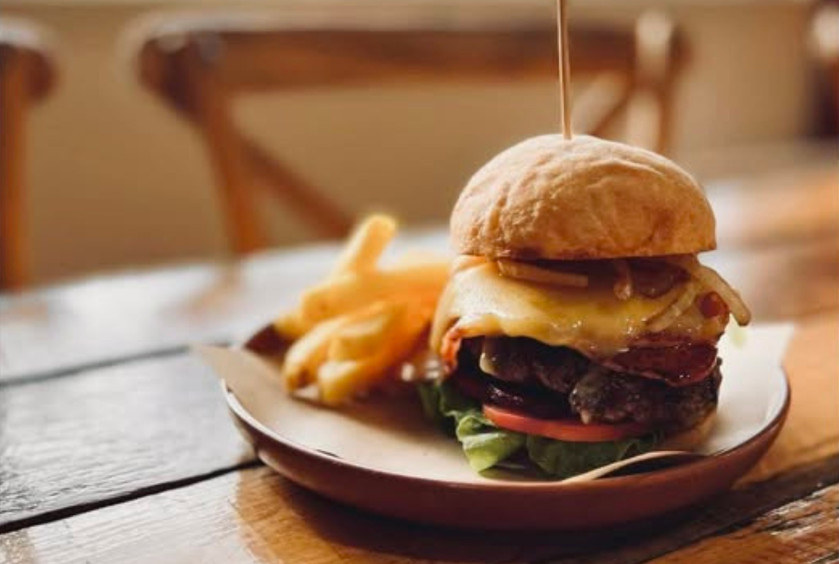 A beef burger with a side of chips