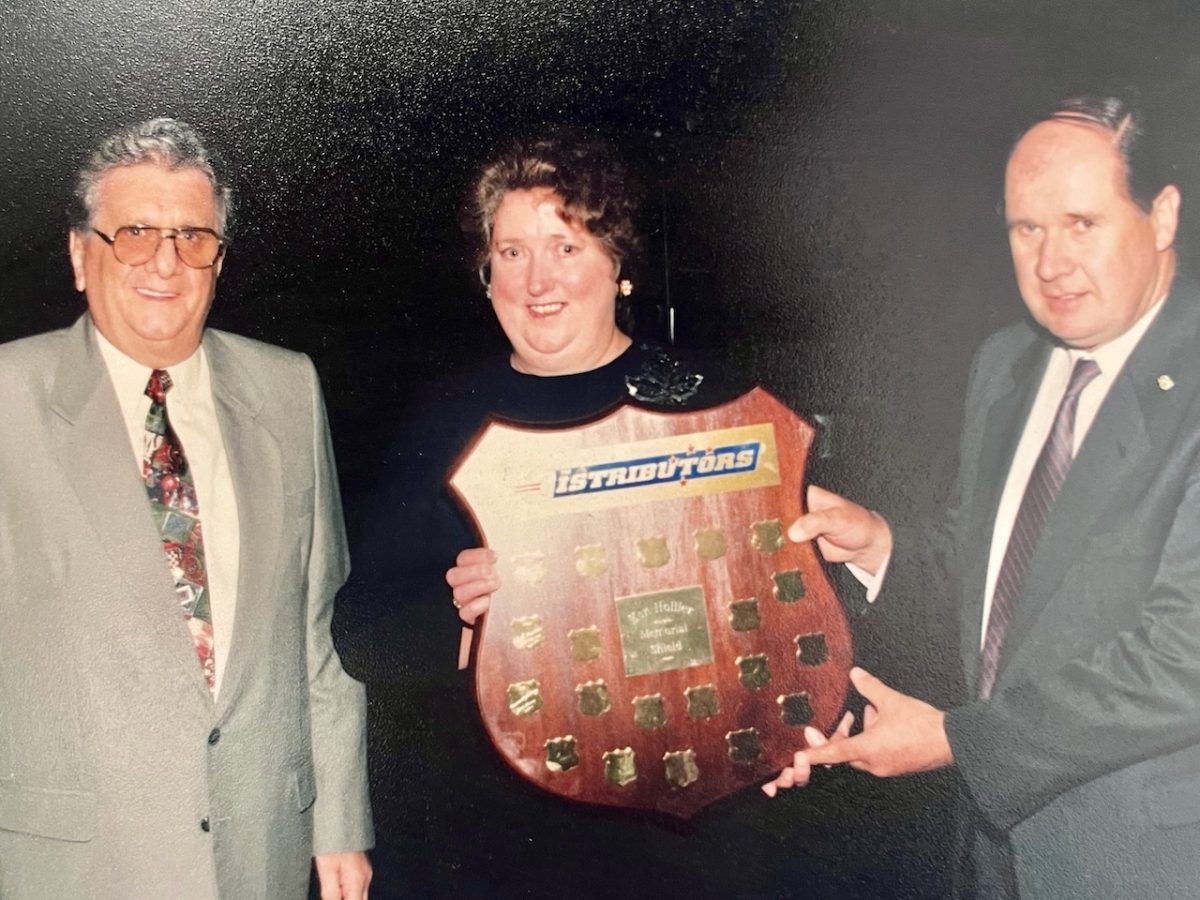 Robyn and John Rawlinson accept their second successive shield for business excellence in 1998 at The Distributors annual conference in Melbourne.