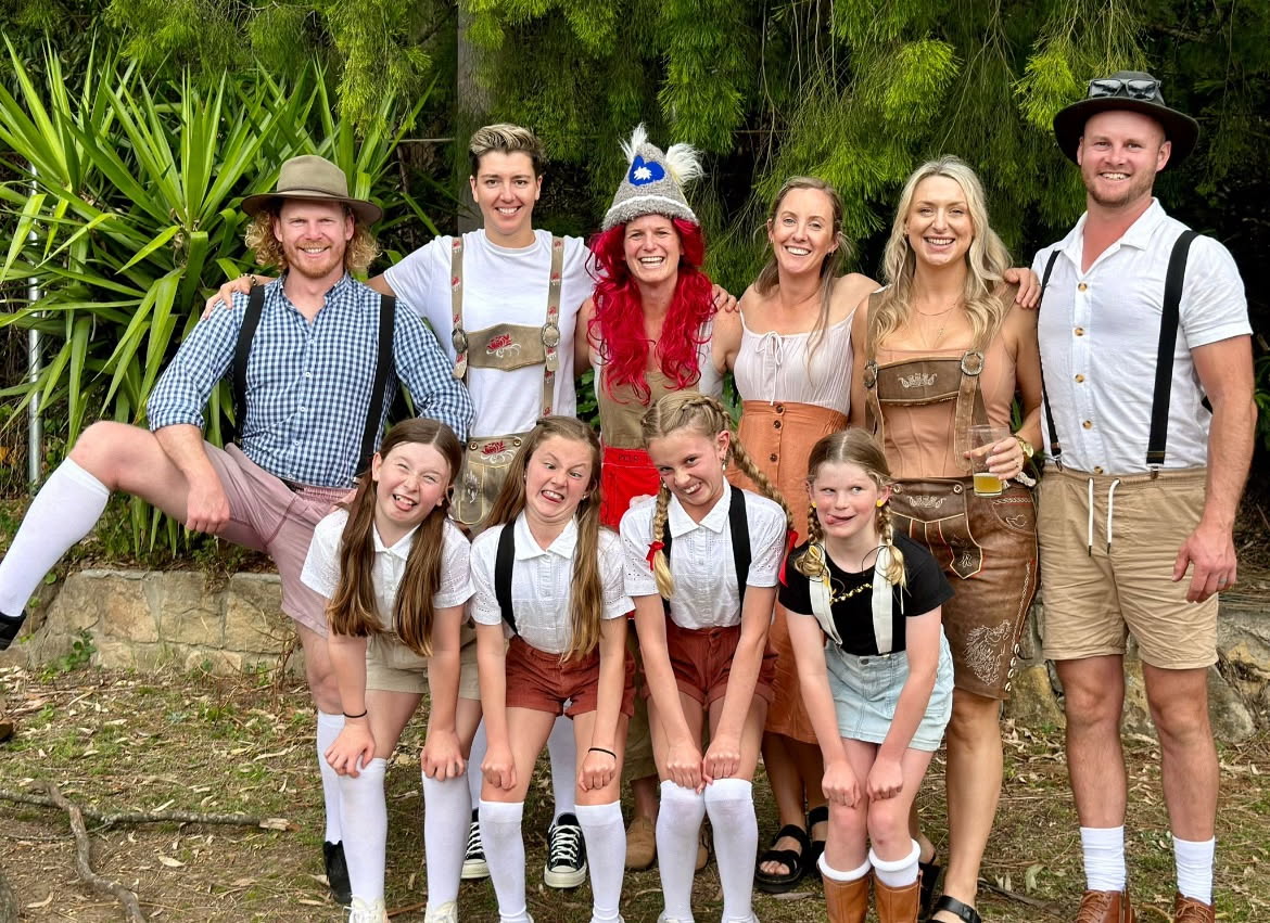 a group of people wearing lederhosen and dirndl