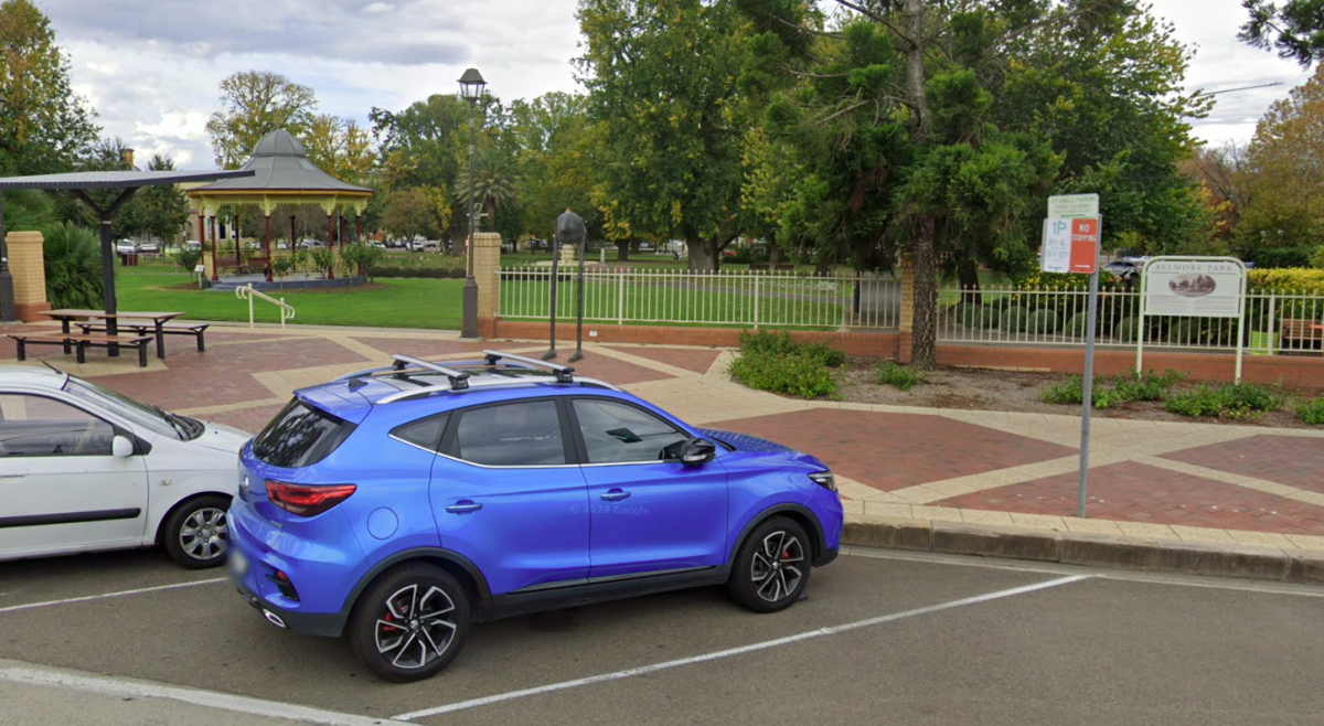 Car parked outside Belmore Park in Goulburn
