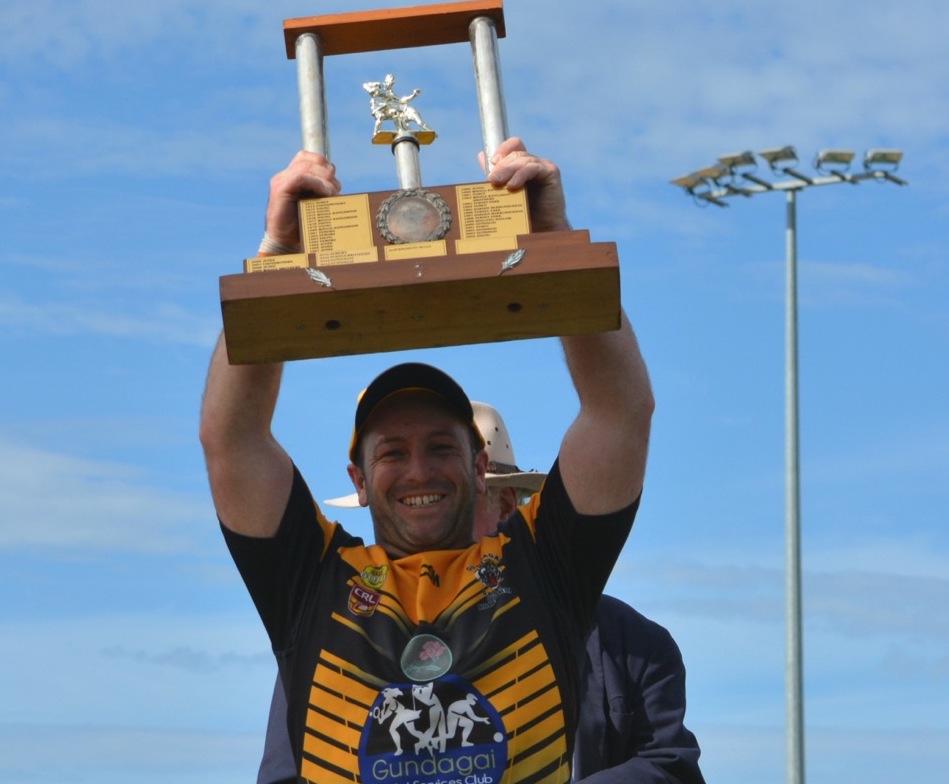 Mark Elphick lifts the grand final trophy in 2019.